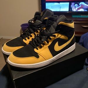 University Gold Jordan 1 Mids